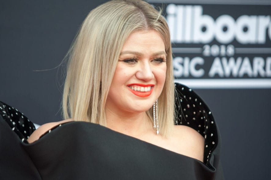 Kelly Clarkson Can’t Get Over These Lashes – Neither Can We – 105.5 The ...